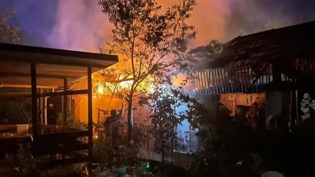 Un incendiu în Abrud: Flăcările au distrus anexă gospodărească și o claie de fân