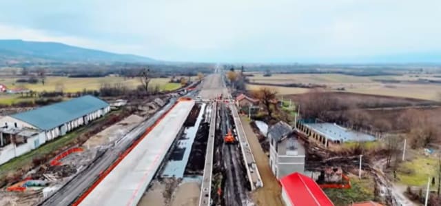 Lucrările pe șantierul feroviar Cluj-Napoca – Episcopia Bihor avansează inegal, cu două loturi aproape de 60%