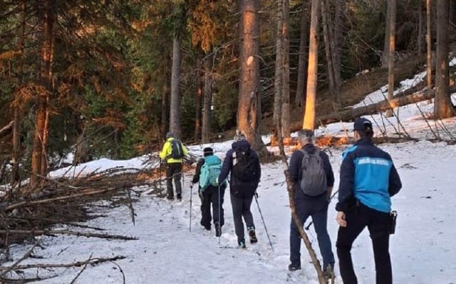 Jandarmii din Buzău salvează patru turiști rătăciți în Munții Buzăului, zona Lacul Vulturilor