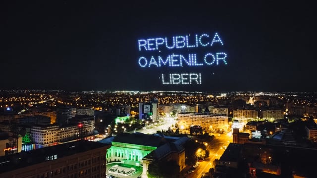 Cine vrea să îngroape Republica de sub castani? Politica se răzbună pe bucuria oamenilor