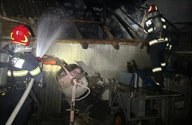 Un incendiu în Războieni-Cetate: O șură a fost cuprinsă de flăcări, intervenție a pompierilor din Aiud