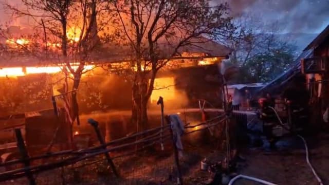 Incendiu puternic la o casă din Comănești, strada Goanței