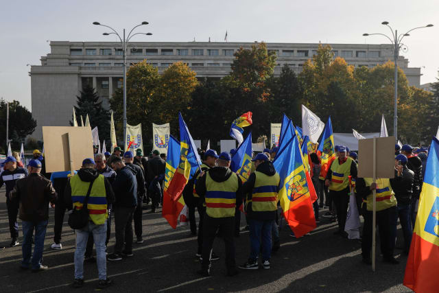 Mii de sindicaliști protestează în Piața Victoriei împotriva măsurilor guvernamentale