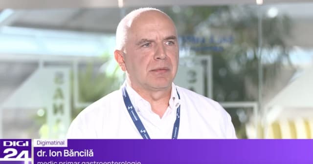 Doctor gastroenterolog explicând despre dificultatea la înghițire