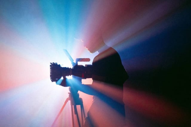 Filmele devin verticale: noua direcţie a industriei cinematografice în România