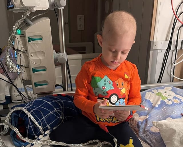Un băiețel de 5 ani din Buzău luptă din nou cu leucemia, având nevoie de ajutorul comunității