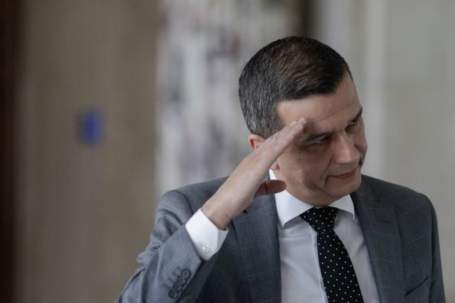 Sorin Grindeanu, surprins în Paris după depunerea moțiunii de cenzură de PSD și AUR