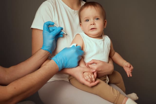 Doar jumătate dintre copiii din România sunt vaccinați în primul an de viață