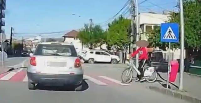 Biciclist surprins de cameră în Alba Iulia în timp ce traversează neregulamentar: „Tot el comenta că nu i s-a acordat prioritate”