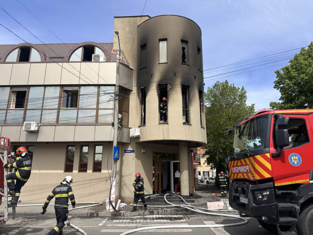 Incendiu la birourile Ansamblului Mureșul din Târgu Mureș, intervenție rapidă a pompierilor