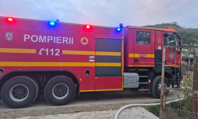 Un incendiu în comuna Cergău: focul a cuprins acoperișul unei locuințe din satul Lupu, pompierii din Blaj intervin