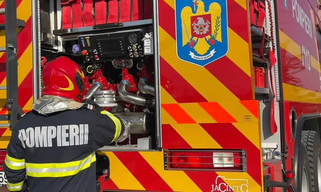 Accident cu trei mașini la Vadu Moților, pompierii din Câmpeni intervenind