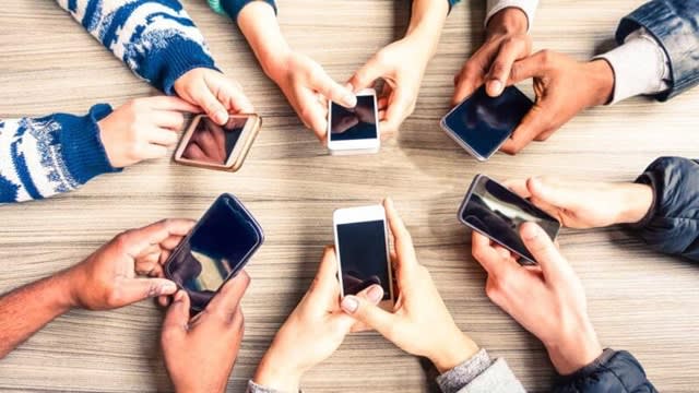 Senatul a adoptat interzicerea telefoanelor mobile în licee, decizia fiind la Consiliul de Administrație