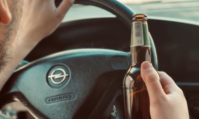 Un bărbat din Cugir va fi judecat pentru conducere sub influența alcoolului după ce a fost prins beat la volan și a plecat din secție