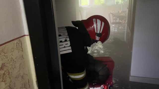 Incendiu într-un apartament din Tulcea: o femeie a fost transportată la spital