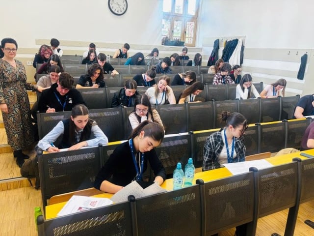 Elevi din Mureș participă la cea de-a cincea ediție a concursului „Dialog cultural plurilingv” la UMFST