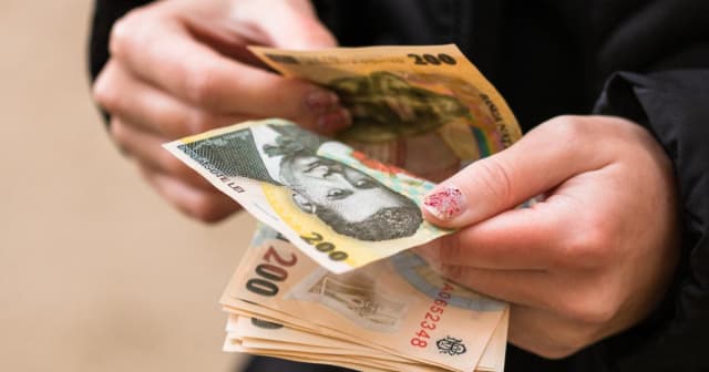 Guvernul a adoptat proiectul de lege pentru interzicerea cumulului pensie-salariu în sectorul public, anunțat de Bolojan