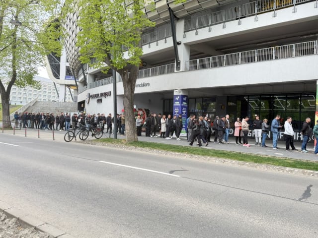 Fanii Universității Cluj fac cozi pentru bilete la finala Cupei României
