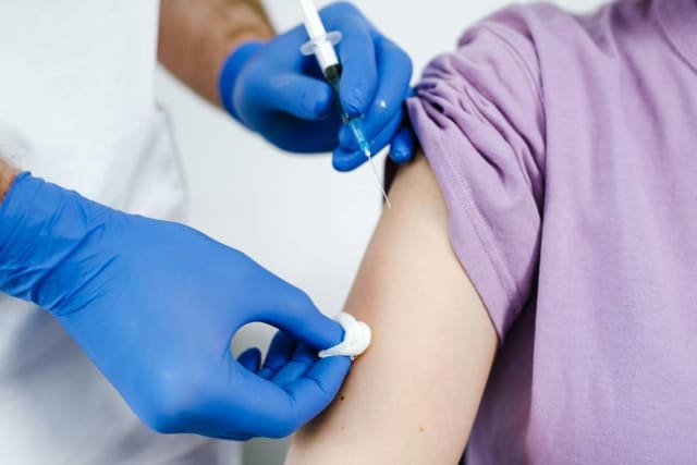 Direcția de Sănătate Publică a județului Brașov avertizează asupra riscului de rujeolă din cauza ratei scăzute de vaccinare