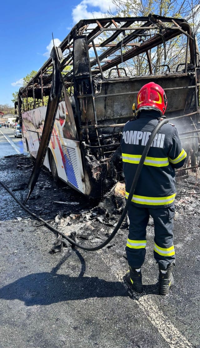 Incendiu la un autocar în Tulcea. Cele 27 de persoane s-au evacuat la timp
