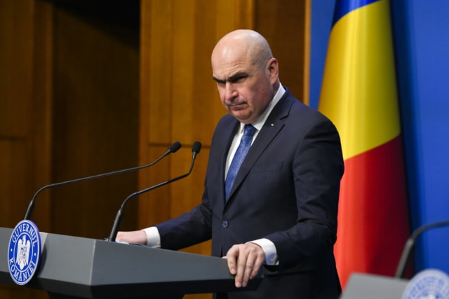 Bolojan avertizează asupra riscului incendiilor și inundațiilor în România