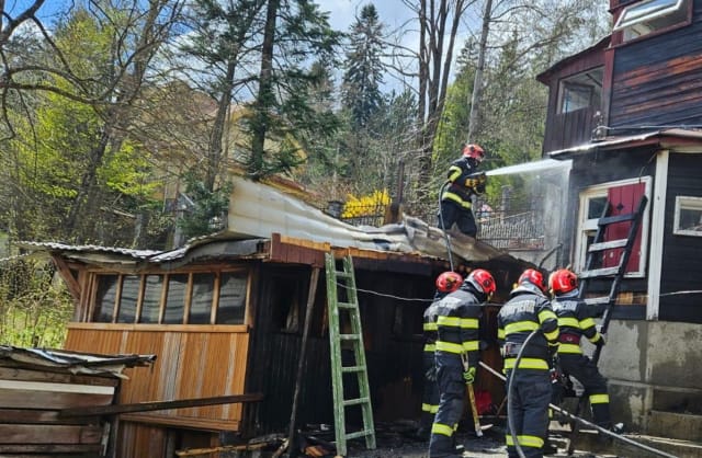 Incendiu la o casă din Sinaia provocat de scăpările de gaze de la o butelie