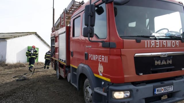 Tulcea: Un autocar cu 27 de pasageri a luat foc în localitatea Topolog