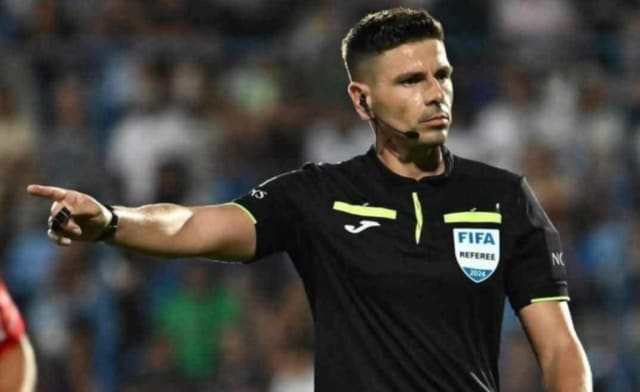 Marian Barbu arbitrează meciul U Cluj - FC Argeș din play-off Ligii 1