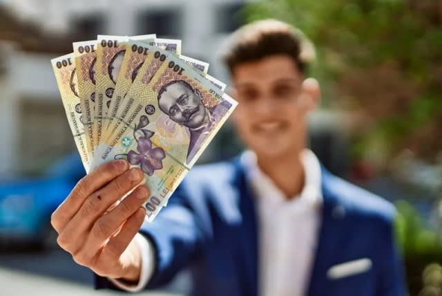 Salvați Copiii solicită Guvernului să mențină bursele sociale pe tot parcursul anului școlar
