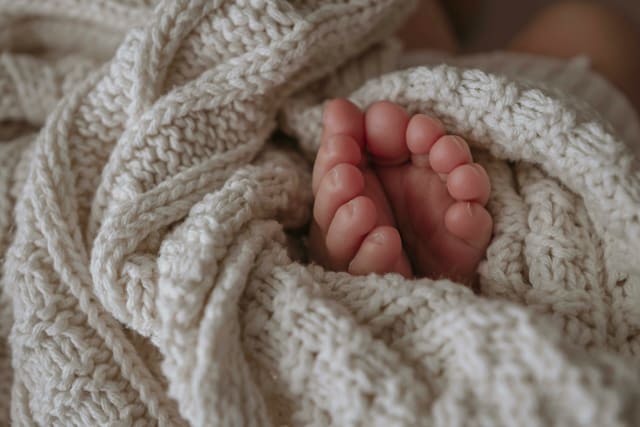 Gemenele din Marea Britanie a descoperit că au tați biologici diferiți după aproape 50 de ani