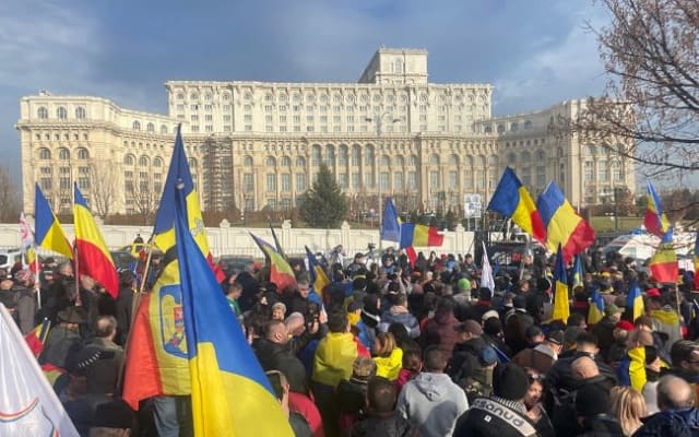 Brașov: Miting de susținere pentru Ilie Bolojan în Piața Victoriei înainte de votul moțiunii
