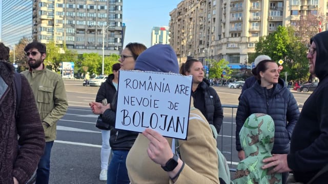 UPDATE: Circa 300 de susținători ai lui Ilie Bolojan protestează în Piața Victoriei din București