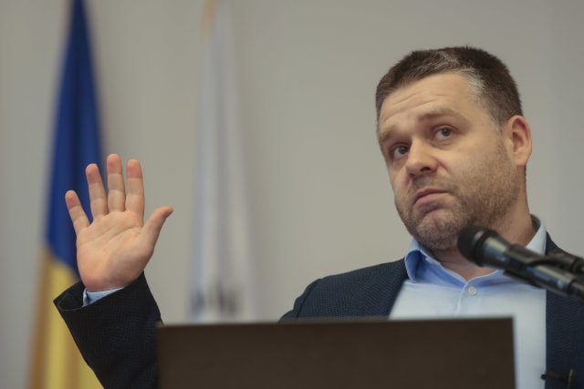 Ciprian Ciucu își apără stilul de viață: „Urc în lift cu curierii”