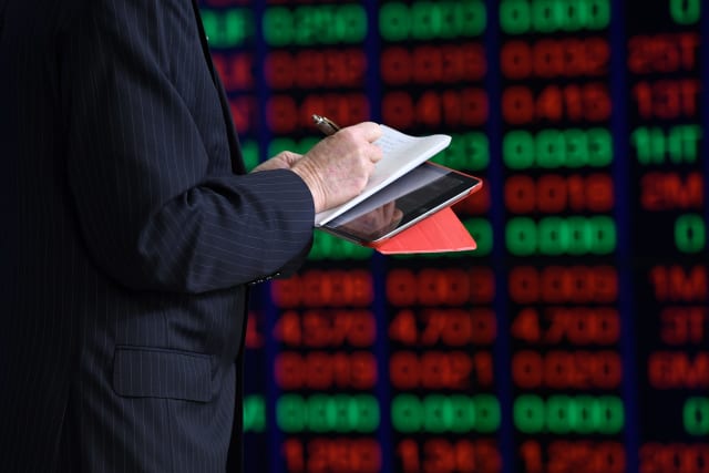 Activitate slabă la Bursa de Valori înaintea votului moţiunii de cenzură: BET a scăzut cu 0,3% pe fondul tranzacţiilor sub 40 mil. lei
