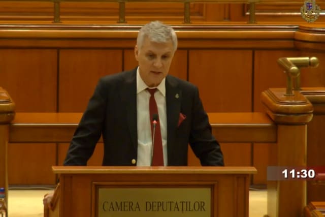 Dezbatere moțiunii de cenzură împotriva guvernului Bolojan începe la Prahova - LIVE