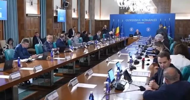 Guvernul Bolojan a aprobat prima de carieră de 1.500 de lei pentru personalul didactic înainte de moțiune