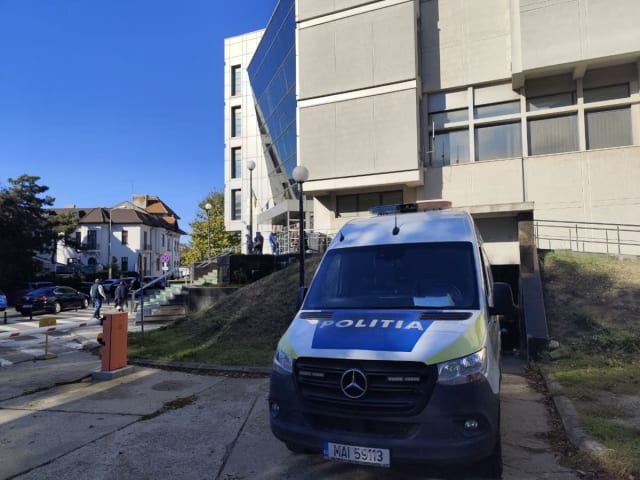 O mămică din Constanța primește închisoare cu executare pentru furtul unor obiecte de păr și dulciuri