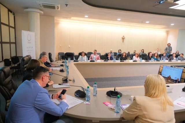 Proiectul INVIZIBILII sprijină trei categorii vulnerabile din Brașov în dificultate economică