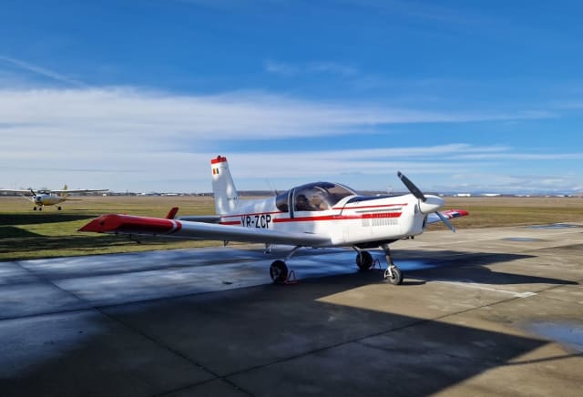 La 16 ani poți pilota un avion în Prahova. Ce înseamnă, de fapt, să fii pilot și unde poți vedea asta, live, pe 30 mai