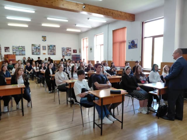 Elevii din Suceava participă la concurs tematic despre Europa și România la Colegiul 'Eudoxiu Hurmuzachi'