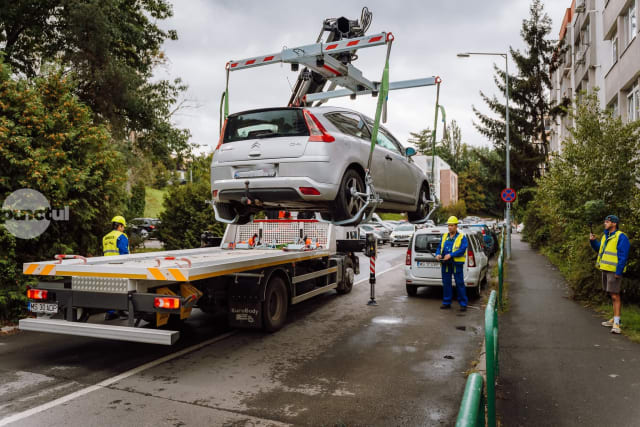 Începând de mâine, se a reluat activitatea de ridicare și depozitare a vehiculelor neregulamentar staționate în Târgu Mureș
