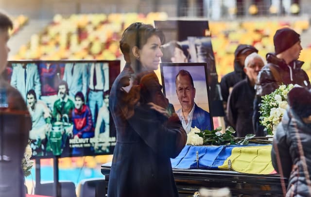 Alexandra și Julianne Duckadam vizitează stadionul unde Helmut a scris istorie în Sevilla