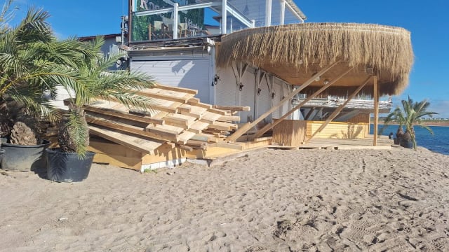 Construcție ilegală demolată de ABADL pe plaja din Vama Veche