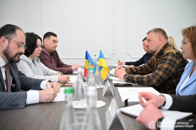 Guvernatorul regiunii Cernăuți și consulul României discută intensificarea cooperării transfrontaliere în Suceava