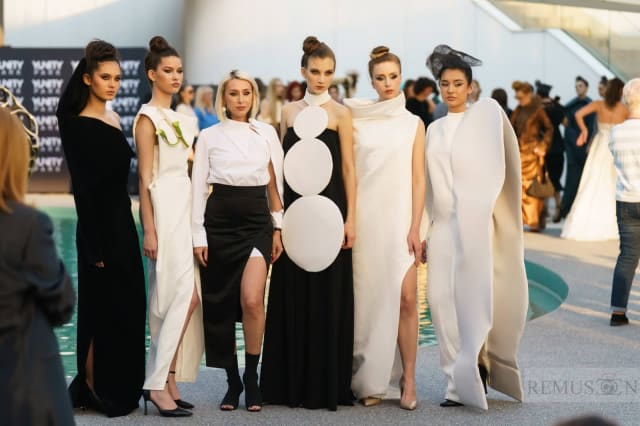 O prahoveancă, în elita modei românești: Alexandra Catrangiu pe scena „Brâncuși 150” alături de designeri de top