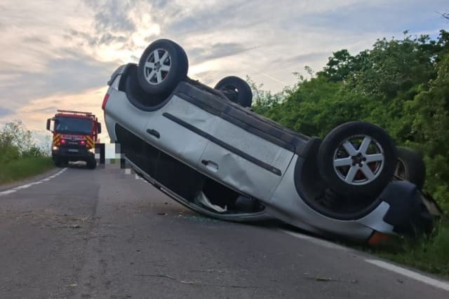 Autoturism răsturnat în Papiu Ilarian: două victime și trafic blocat