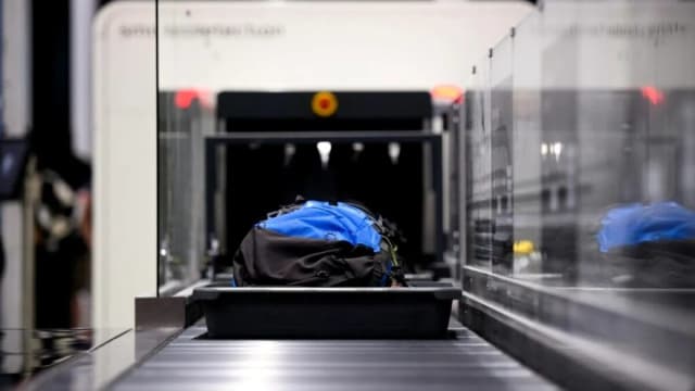 Angajatul unui aeroport dezvăluie trucuri pentru recuperarea rapidă a bagajelor după zbor