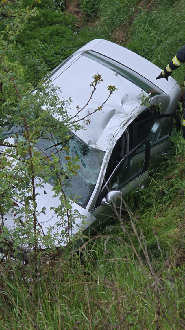 Mașină căzută într-un canal din Târgu Neamț, trei persoane transportate la spital