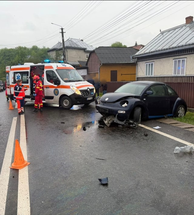 O ”broscuță” a derapat și a ieșit în afara drumului pe DN17 la Păltinoasa, un adult și un minor ajung la spital