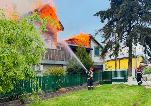 Incendiu puternic la o locuință din Băneasa, pompierii intervenind cu autospeciale